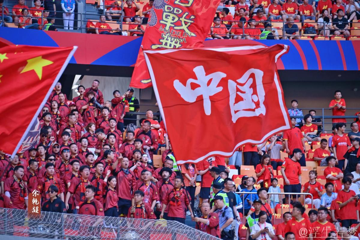 中国足球太滑稽了！中途接手+排名第10，却斩获“赛季最佳主帅”